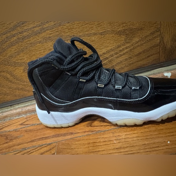 Jordan Kids Sneakers Black White Red - Picture 11 of 15